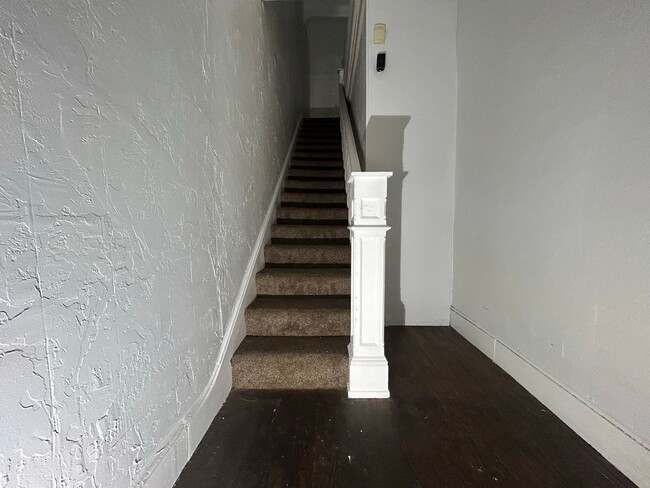 Building Photo - Available now!  Large 5 bedroom home in Yo...