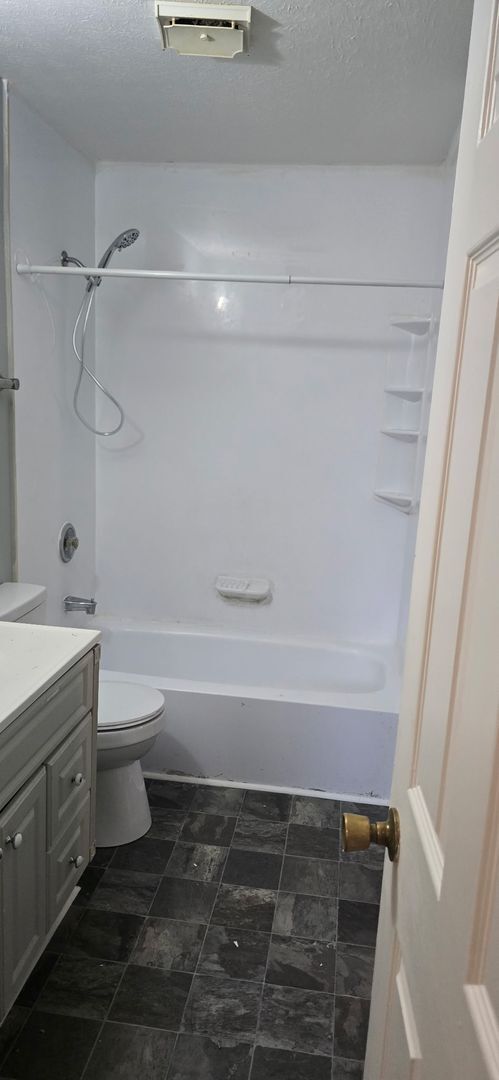 Foto del edificio - Spacious 3 Bedroom and 1.5 baths Duplex