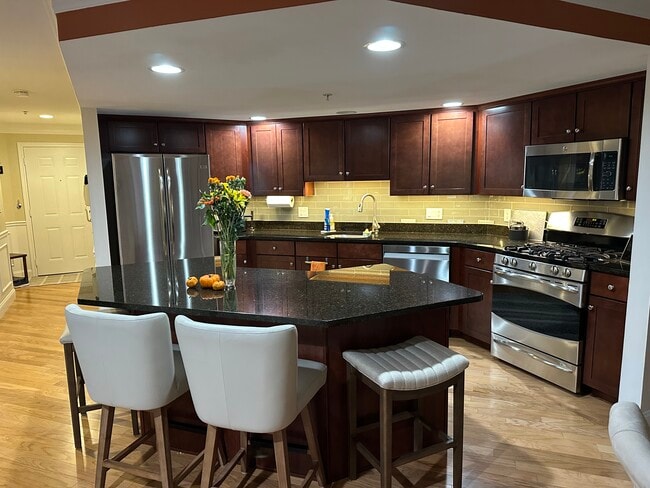 Cocina/sala de estar de concepto abierto - 4 Sterling Hill Ln