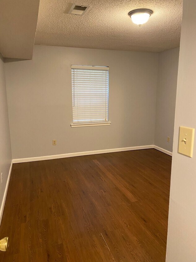 Foto principal - 2 bed 1 bath at Winfield Chase