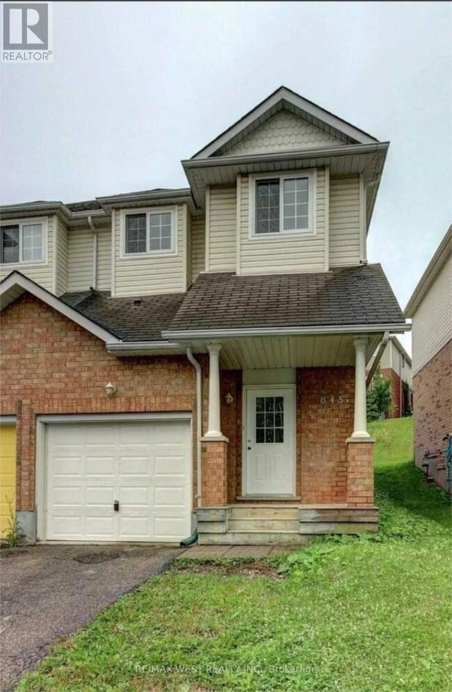 Building Photo - 645B Basswood St