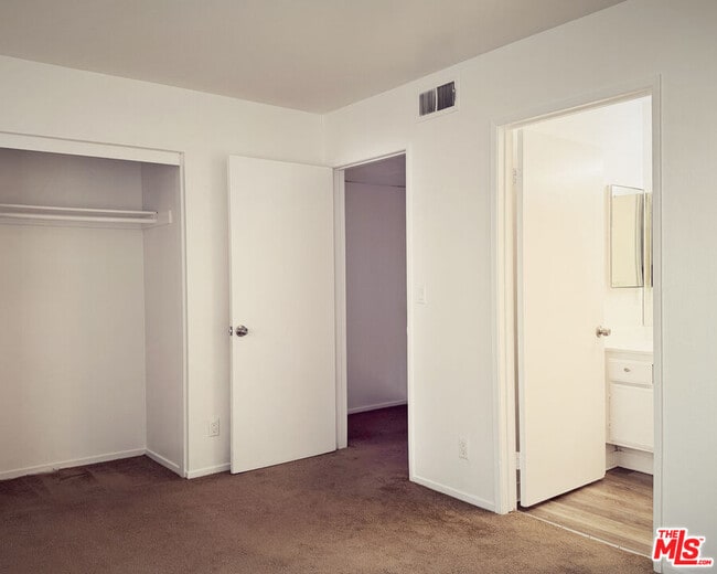 Foto del edificio - 16037 Vanowen St