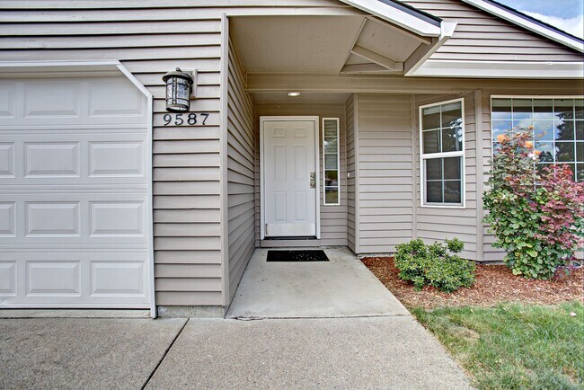 Building Photo - 3Bd/2Ba Home in Milwaukie ~ New Hard Surface Flooring, Carpet, and Paint, Washer/Dryer Hook Ups, ...