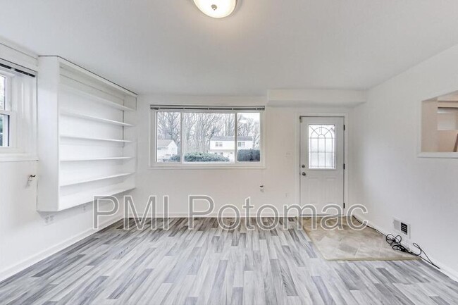Building Photo - 7422 Parkwood St
