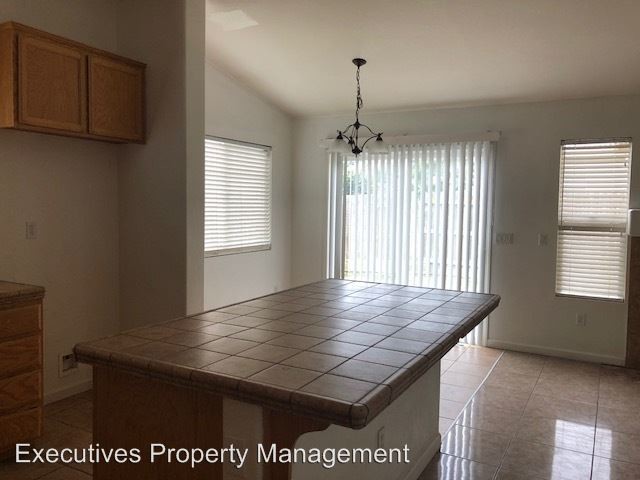 Building Photo - 354 Liveoak Way