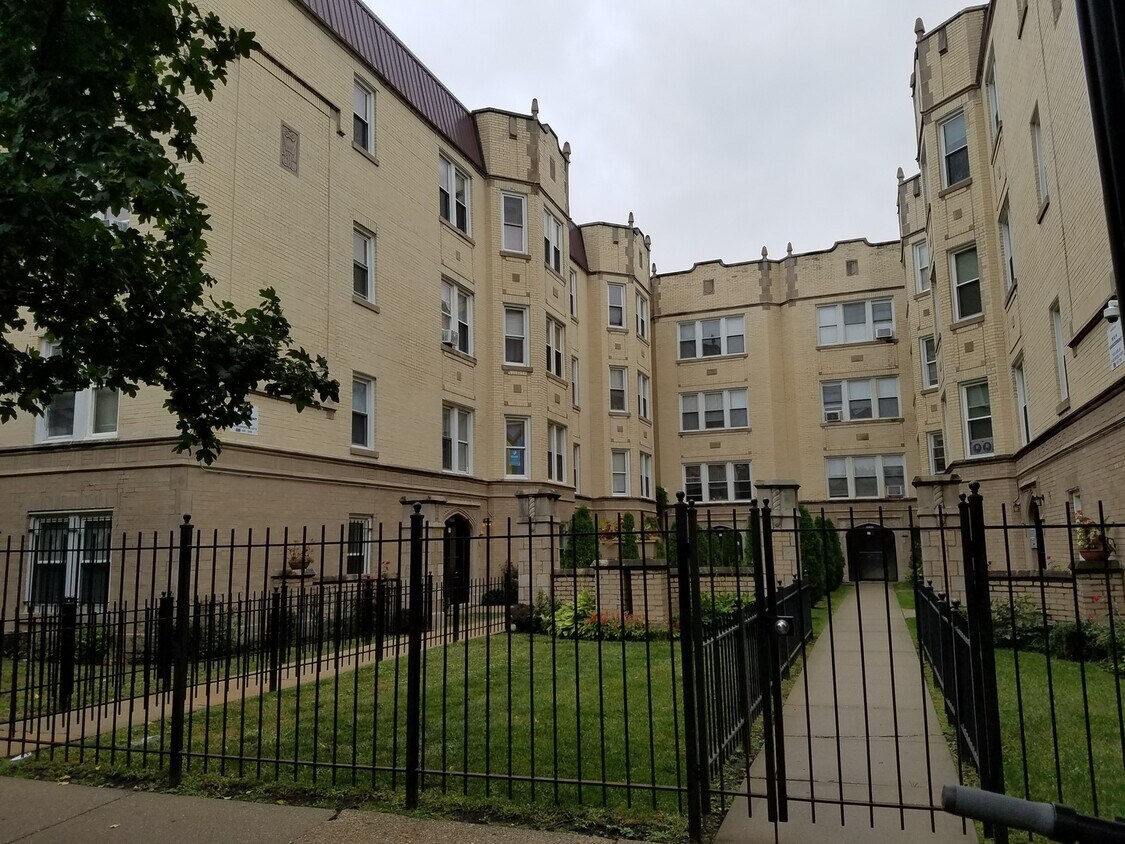 Primary Photo - 5741 N Kimball Ave