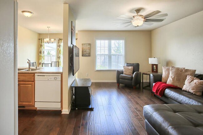 Foto del edificio - 3 Bedroom 3.5 Bath Townhome - Available Au...