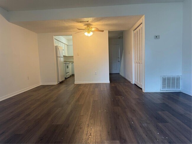 Foto del edificio - 221 S Cypress Way