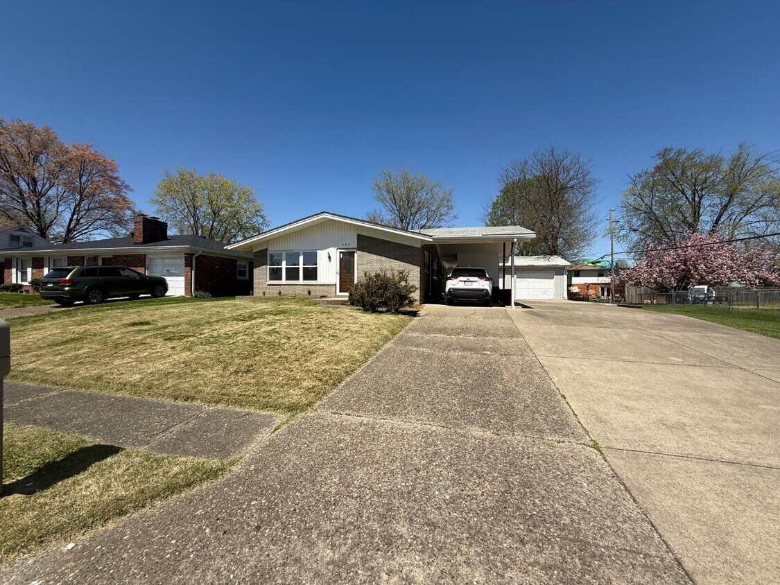 Foto principal - 663 Redwood Dr