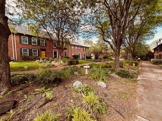 Foto del edificio - Charming Row House in Historic District