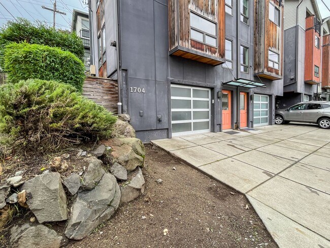 Building Photo - Unbeatable Location! 2bd/2bth Westlake Tow...
