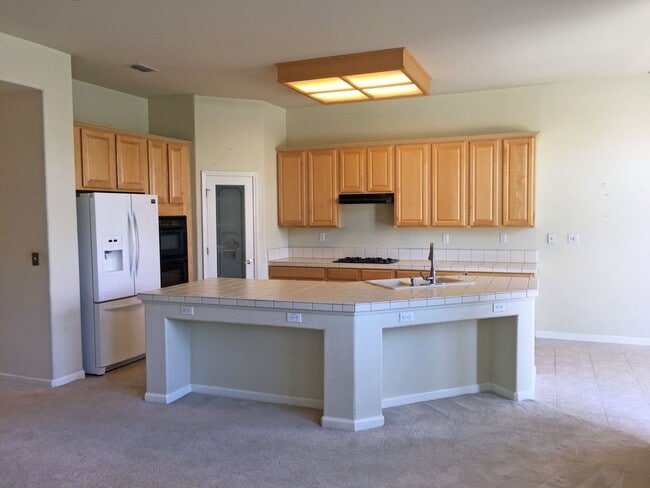 Building Photo - Executive 4 Bedroom 2.5 Bath, 2400 sft. El...