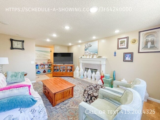 Building Photo - Beautiful 3 Bedroom 2 Bath Home In Marina!