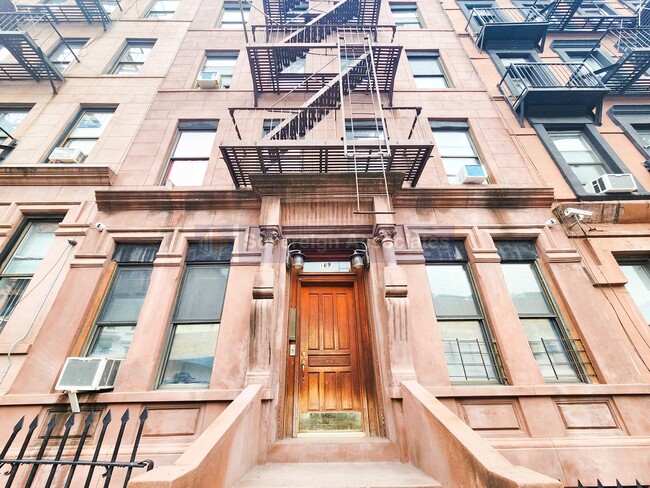 Foto del edificio - 169 E 102nd St