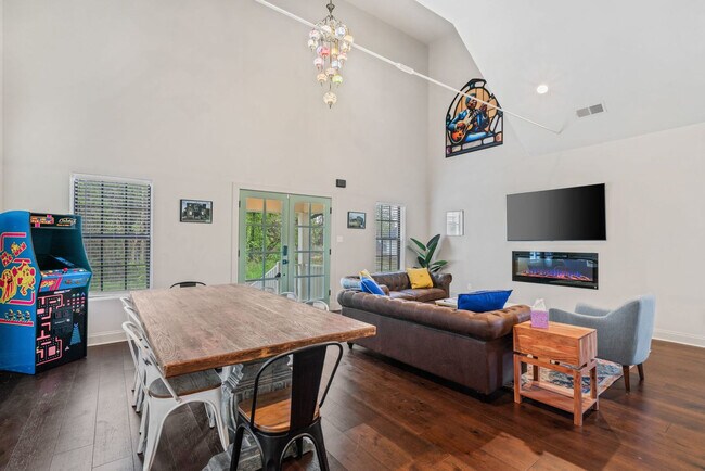 Building Photo - 775 Tanglewood St