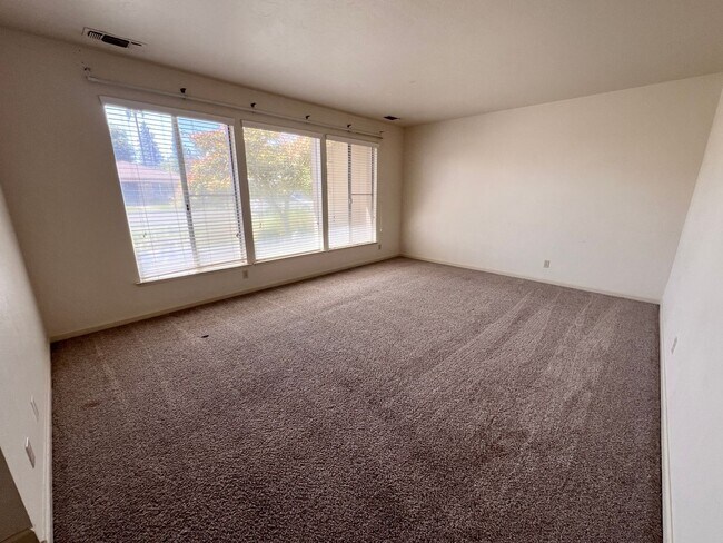 Foto del edificio - $2,350 Maroa & Sierra, 4 Bedroom - W. Elle...