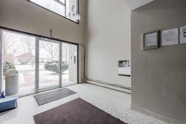 Photo du bâtiment - Queenston Apartments