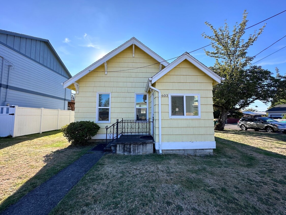 Primary Photo - ADORABLE, BRIGHT BUNGALOW IN TROUTDALE!