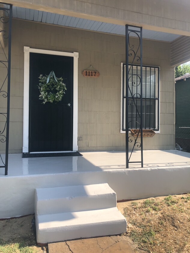 Primary Photo - 1117 Perez St