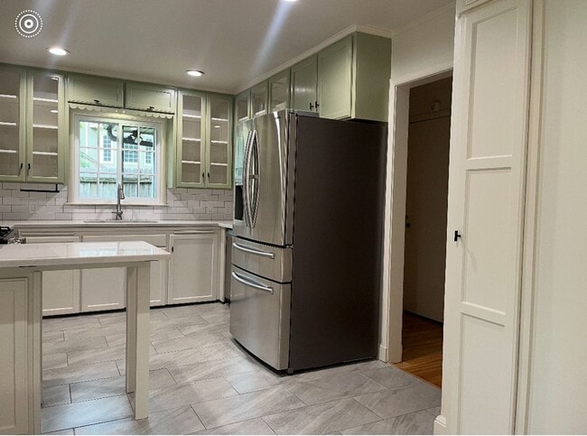 Building Photo - Beautifully updated midtown charmer!