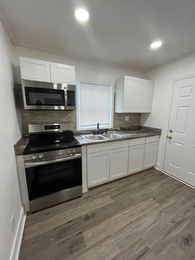 Building Photo - 3939 Mathis St