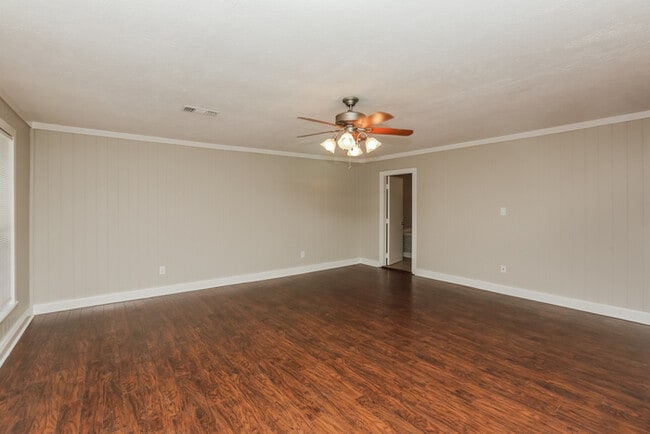 Building Photo - Beautiful Home in Brandon