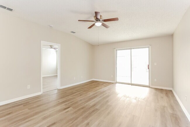 Foto del edificio - 3416 International Village Dr W