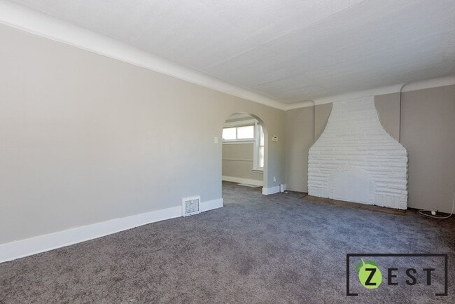 Building Photo - 4893 Chatsworth St