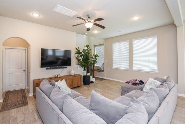 Building Photo - 8726 Laurel Crest Dr