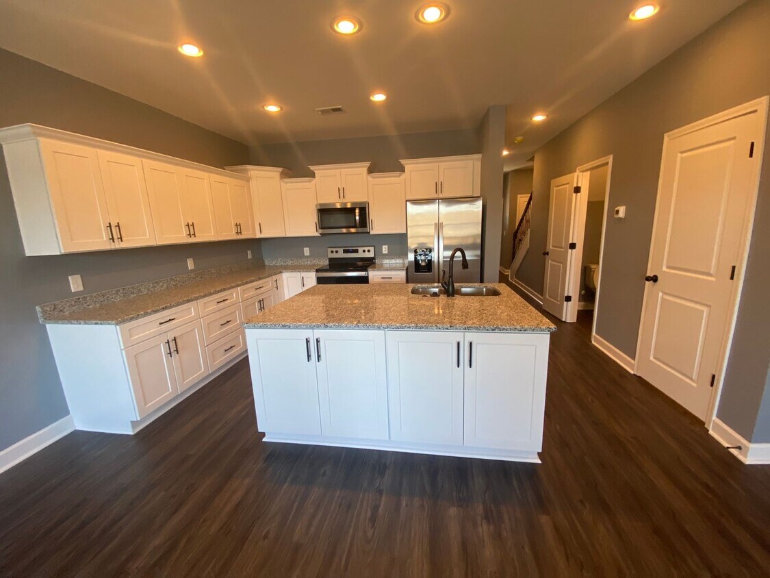 Primary Photo - For Lease - 3 Bed, 2.5 Bath, 1524 Sqft Tow...