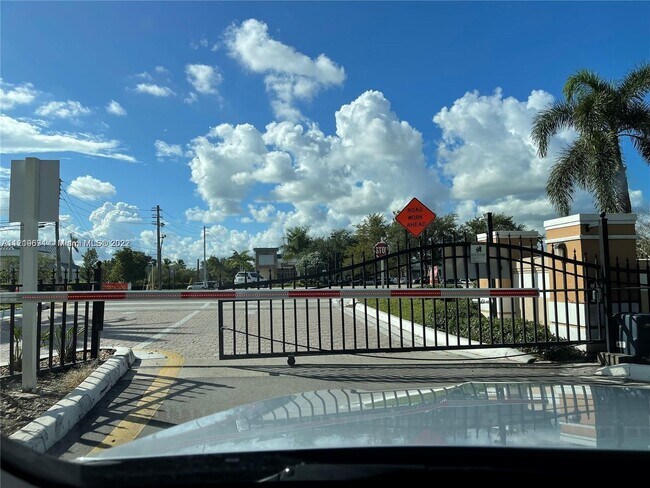 Foto del edificio - 9033 Wiles Rd