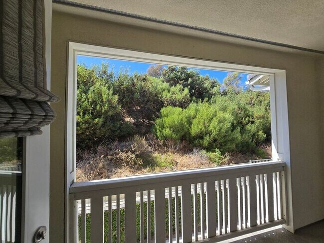 Foto del edificio - Modern Oceanside Home with Spacious Layout in a Desirable Community