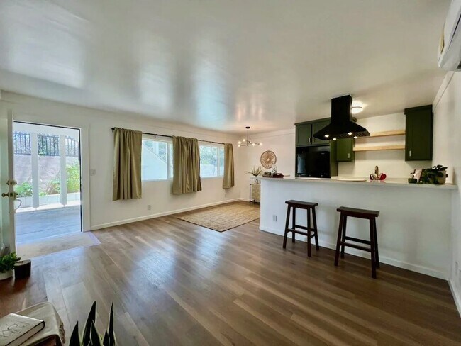 Foto del edificio - 5819 Carlton Way