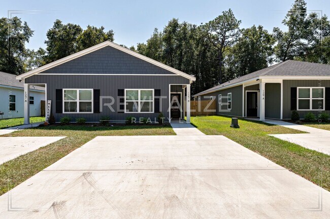 Building Photo - Luxury 3 BR / 2 BA New Build Duplex in Sar...