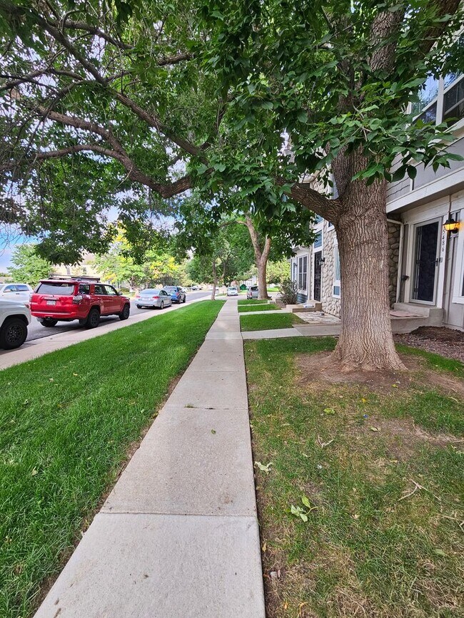 Foto del edificio - Spacious 2 Bed Townhome w/ Fenced Yard & N...
