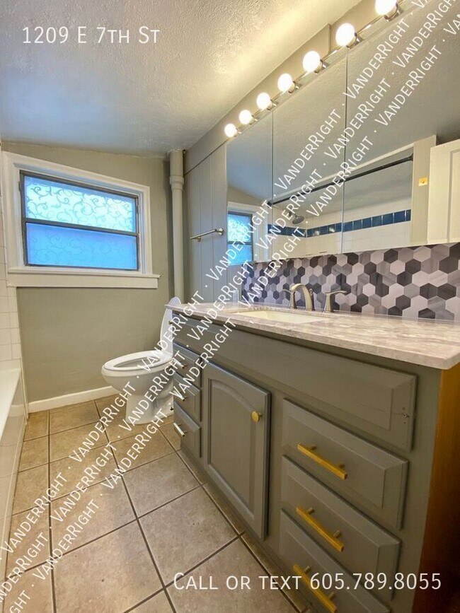 Building Photo - Updated 3 Bedroom House With Fenced Yard!