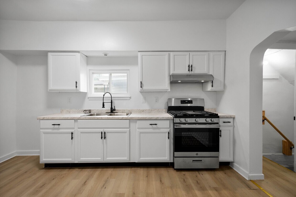 Foto principal - Stunning 3 bedroom home in Pittsburgh avai...