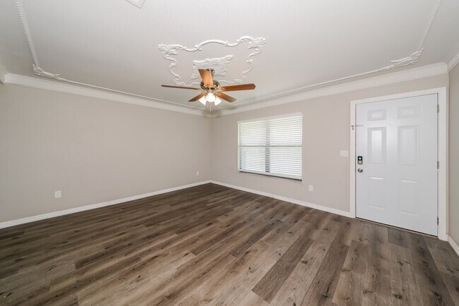 Foto del edificio - 5362 Trekell St