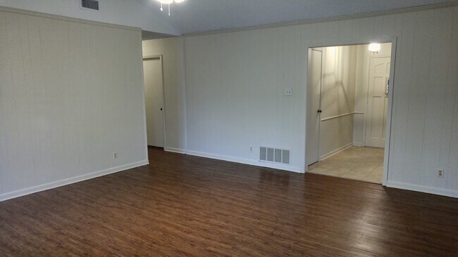 Building Photo - 714 Beth Dr