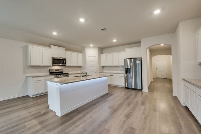 Building Photo - Beautifully Constructed 4 Bed 2 Bath - Lit...