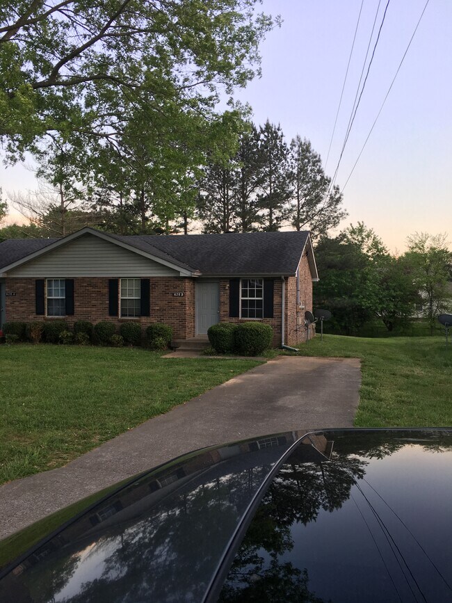 628 R S Bradley Boulevard Unit A, Clarksville, TN 37042 Apartments in
