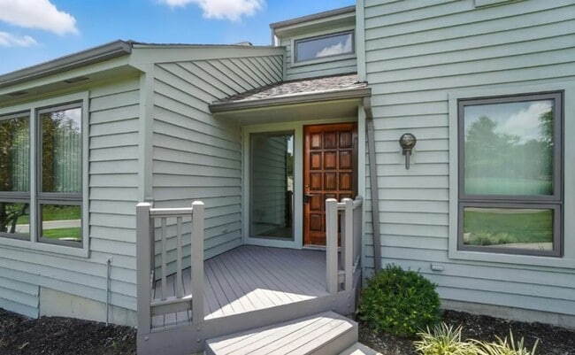 Building Photo - Luxury, Privacy, and Convenience All in One!