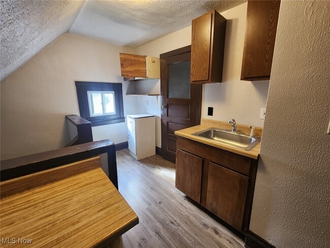 Foto del edificio - 3386 Beechwood Ave