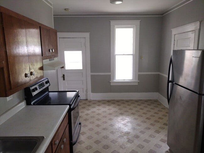 Building Photo - MAIN FLOOR LARGE APARTMENT