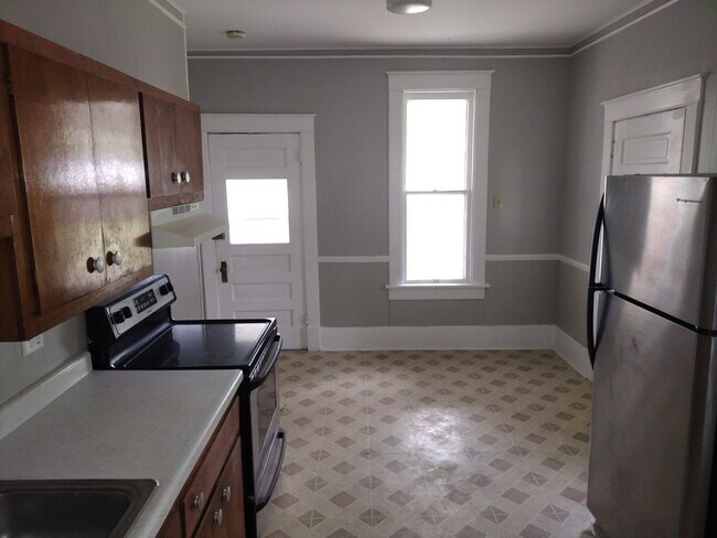 Foto del edificio - MAIN FLOOR LARGE APARTMENT