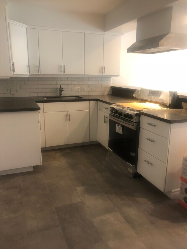 kitchen - 11171 Charnock Rd