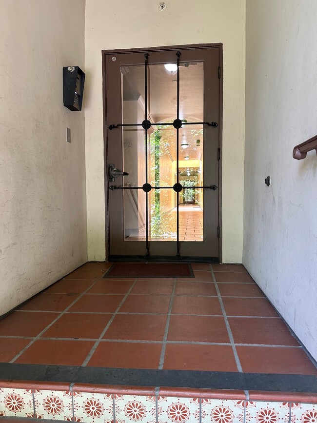 Foto del edificio - 4523 Woodman Ave