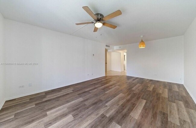 Foto del edificio - 8101 SW 72nd Ave