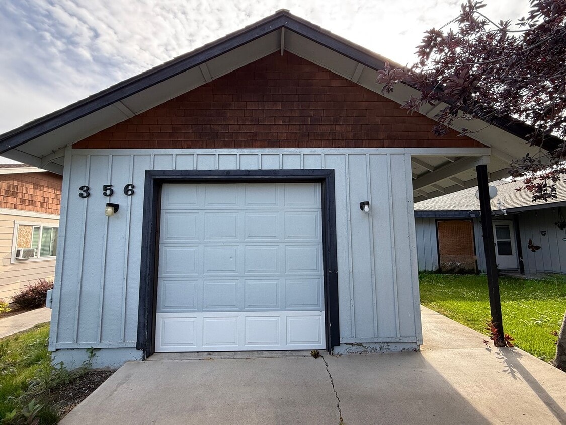 Primary Photo - CHECK OUT THIS OPEN FLOOR PLAN HOME IN RED...