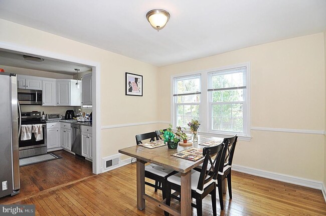 Foto del edificio - 2124 N Troy St